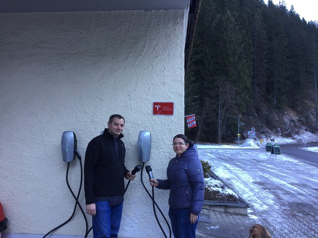 Die erste Tesla-Ladestation im Lechtal gibt es beim Styrolerhof. | Foto: privat