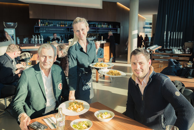 Tolles Ambiente, gutes Essen: Michael Ksela (l.) und Marcus Stoimaier wurden im Nullneun von Kathi Exel & Co. toll bewirtet.