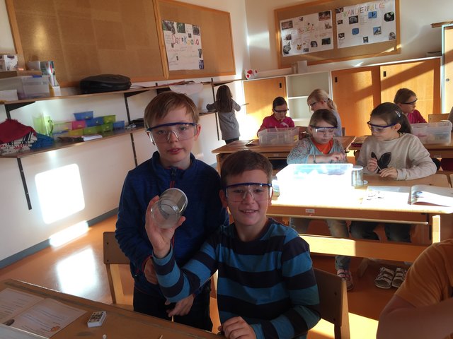 Interessiert experimentierten und forschten die SchülerInnen zum Thema "Gase"