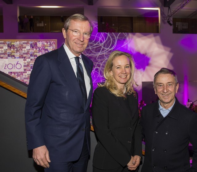 LH Wilfried Haslauer bedankt sich beim Finale von Salzburg 20.16 bei den Unterstützern – im Bild mit Sarah Wedl-Wilson und GF Friedrich Urban.