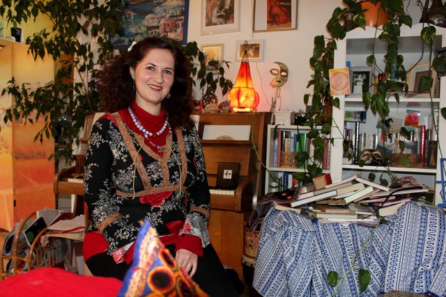 "Ich bin in die falsche Zeit hineingeboren", sagt Naama Isabelle Fassbinder - sie liebt das Lebensgefühl der Bohème der 20er und 30er Jahre