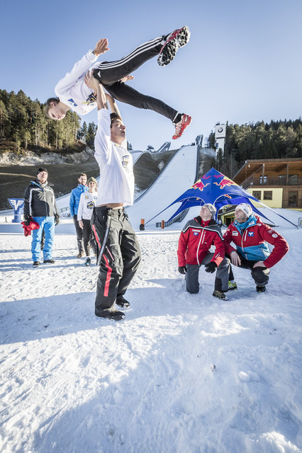 Andi Goldberger und Nationaltrainer Heinz Kuttin (re.) mit kritischen Blicken für den perfekten Absprung. | Foto: Red Bull/ Amplatz