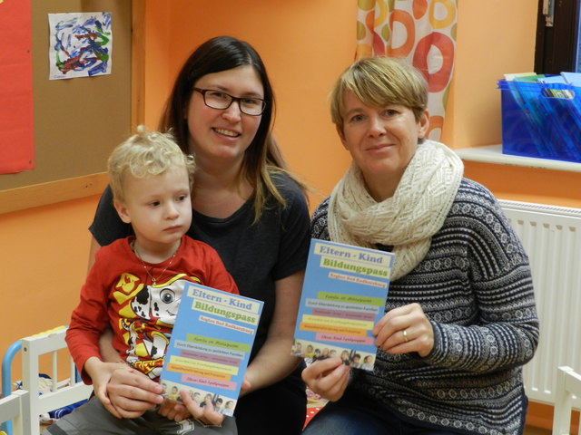 Machte die Hundert voll: Jasmin Ruckenstuhl (l.) mit Sohn Sebastian zu Gast bei Ekiz-Leiterin Bettina Öttl.