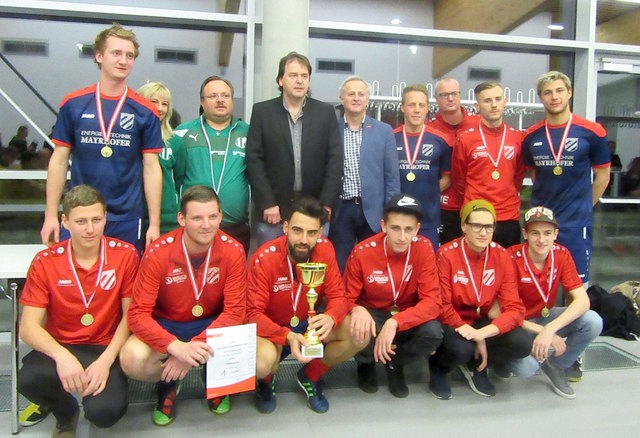 Die Timelkamer Kampfmannschaft mit ASKÖ-Bezirksobmann Max Ebenführer und Fußballfachwart Jürgen Schatas. | Foto: ASKÖ