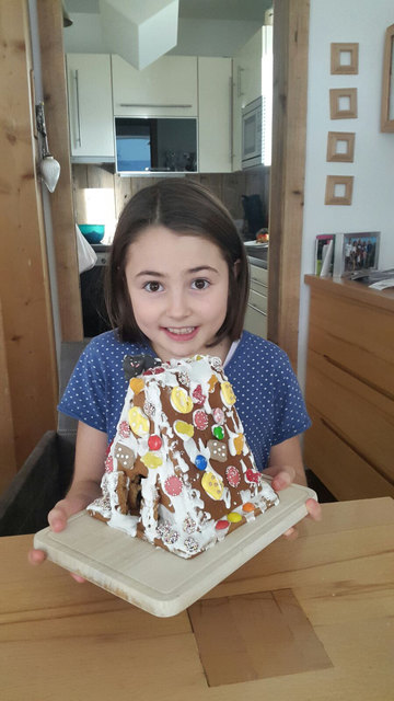 Um sich die Wartezeit auf das Christkind und auch ihren 10. Geburtstag am 22. Dezember zu verkürzen, 
fällt der aufgeweckten Eva aus Kufstein alles Mögliche ein. So zum Beispiel auch das Basteln dieses Lebkuchenhauses, das sie gerne ihren
Liebsten voller Stolz präsentiert. Ob dieses „süße“ Häuschen von der Familie schon verspeist wurde, ist nicht bekannt.  | Foto: ZOOM.TIROL