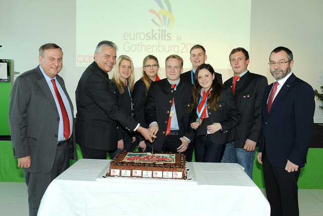 WKOÖ-Präsident Rudolf Trauner und Gewerbe-Spartenobmann Leo Jindrak mit den Medaillengewinnern Katharina Strasser, Isabella Schierl, Europameister Thomas Rudlstorfer, Thomas Schwarzinger, Daniela Lengauer und Michael Kranawetter sowie
WKOÖ-Direktor Walter Bremberger. | Foto: Mozart
