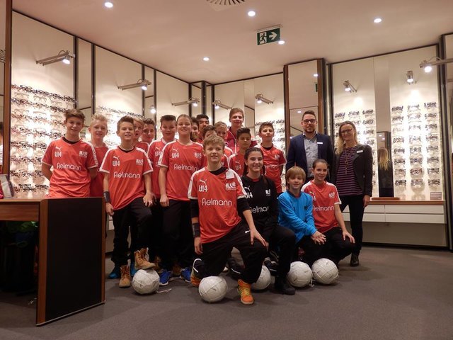 Die U14 des SC Pinkafeld in der Fielmann-Filiale in der Wienerstraße in Oberwart.