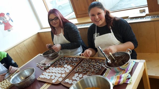 Laura Grilz und Anna Krabath bereiten sich auf Weihnachten vor.