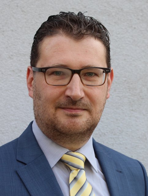 Otmar Schneider informiert über das Pilotprojekt. | Foto: OMV