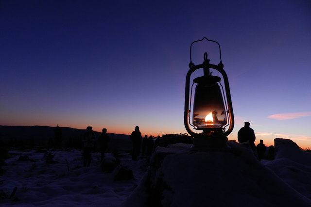 Noch ist der Horizont farbenprächtig eingefärbt, aber die Sonne kommt bestimmt und erhellt nicht nur den Tag, sondern wärmt auch die vielen Menschen, die auf dieses Naturschauspiel warten. Eine Laterne leuchtete einem Wanderer den Weg zum Stein - hier wartet auch sie auf den Aufgang der Sonne, ich nutze es, um sie ein wenig in Szene zu setzen.