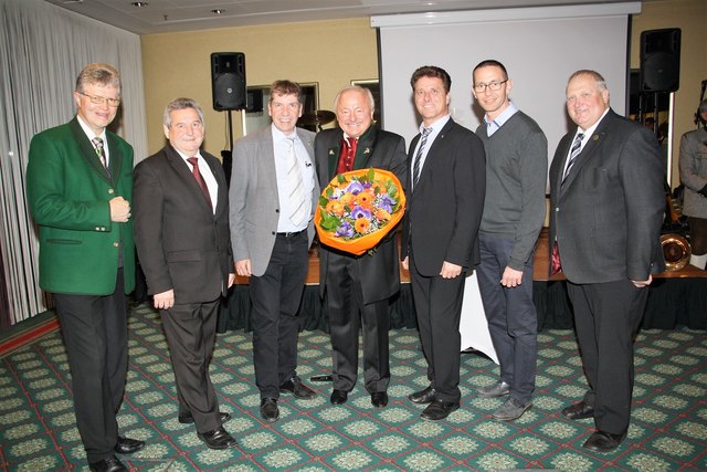 Bürgermeisterkollegen gratulieren  Anton Scherbinek (Bildmitte) zum 60. Geburtstag