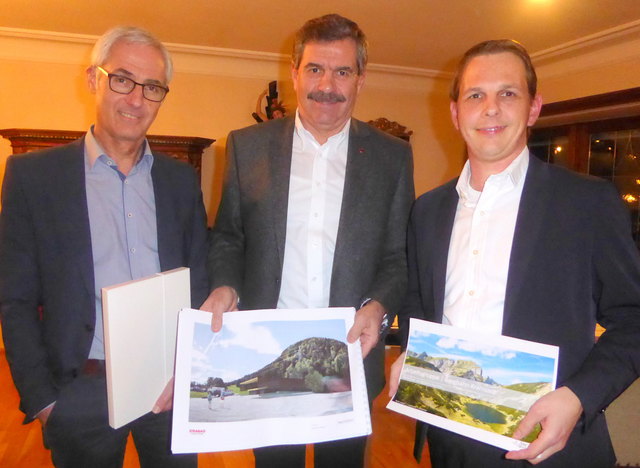 GR Manfred Lechner (Technischer Direktor Strabag AG in Tirol/Vorarlberg), Bürgermeister Bernhard Zisterer und GR Andreas Rohregger (v.l.) präsentierten kürzlich Pläne für eine neue Gondelbahn auf's Sonnwendjoch. | Foto: Haun