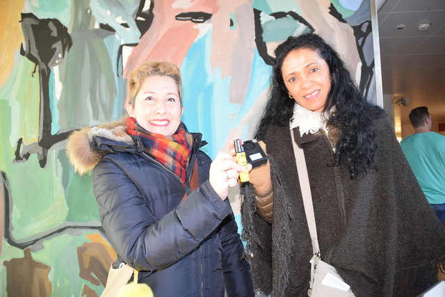 Patricia Zangerle (Salzburg) und Consuleo Singer (Kuchl) ziehen das Handalarmgerät künftig dem Pfefferspray vor.