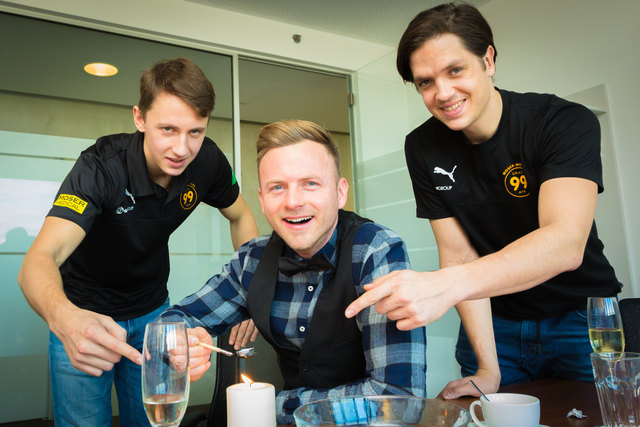 Silvester verschläft er hoffentlich nicht: Willi Gabalier ist beim Bleigießen mit Zintis Zusevics (l.) u. Daniel Woger (r.) ausgeschlafen und gut gelaunt. | Foto: geopho.com