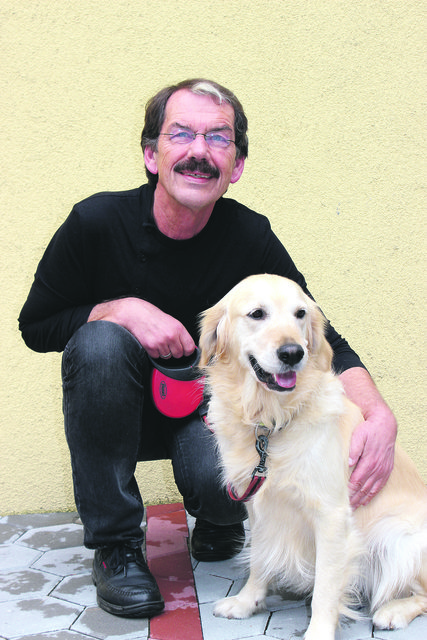 Künstler, Pädagoge und Humanist: Helmuth „Plo“ Ploschnitznigg mit Simultania-Bürohündin „Amy“. Foto: Leitner