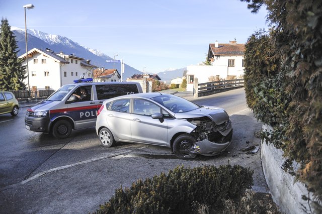 In Zirl krachte der Tatverdächtige mit dem Auto des Opfers gegen eine Mauer und flüchtete dann, er wurde bald darauf gefasst. | Foto: zeitungsfoto.at