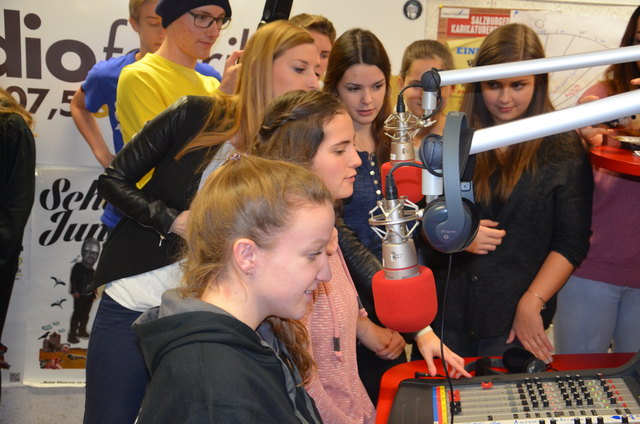 Die talentierten Jungjournalisten aus der HBLW Saalfelden bei ihrer ersten Radiosendung in der Radiofabrik in Salzburg. Foto: Robert Kalss