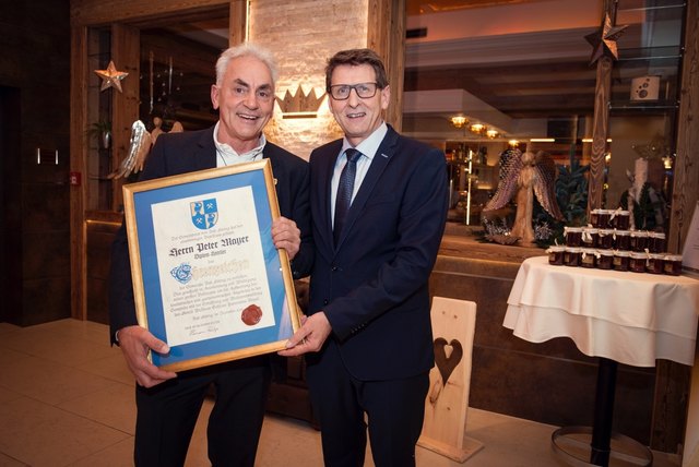 Erstmals seit 28 Jahren vergab die Gemeinde Bad Häring im Jahr 2016 wieder Ehrungen. Altbürgermeister Ernst Gruber wurde zum Ehrenbürger ernannt, Diplomhotelier Peter Mayer (li.) bekam von Bürgermeister Hermann Ritzer das Ehrenzeichen der Gemeinde verliehen.