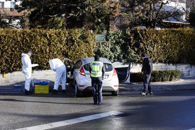In Zirl krachte der Tatverdächtige mit dem Auto des Opfers gegen eine Mauer und flüchtete dann, er wurde bald darauf gefasst. | Foto: zeitungsfoto.at
