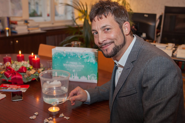 Markus Rumelhart erinnert Bleigießen an seine Arbeit - weil man hier wie dort kreativ sein muss. | Foto: BV8