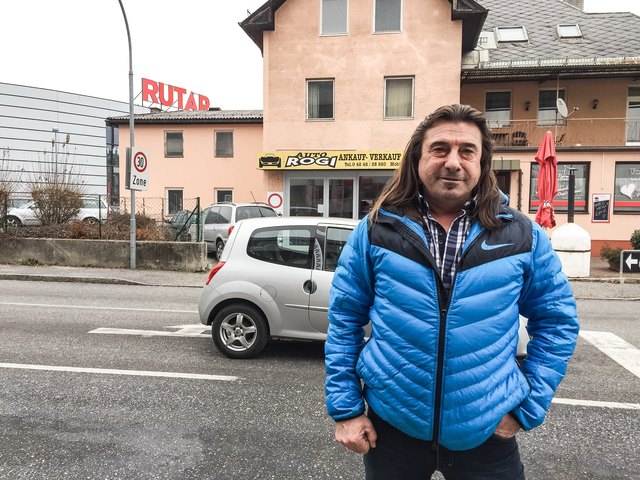 Sucht sich einen neuen Standort: Gebrauchtwagenhändler Herbert Rogi vor jenem Haus, das nun von Rutar gekauft wurde