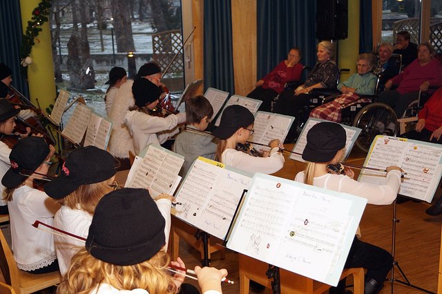 Weihnachtskonzert der Musikschule Triestingthal im Pflegeheim Theaterpark Berndorf. Den Oldies hat es sichtlich gefallen.