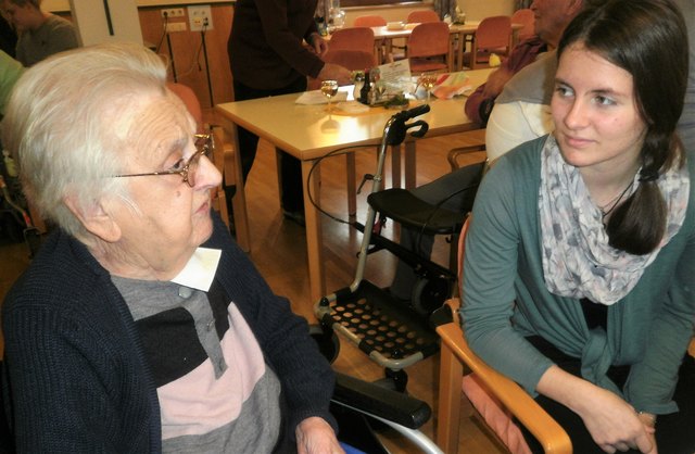 Schüler der Polytechnischen Schule Vöcklamarkt besuchten die Bewohner des Alten- und Pflegezentrums. | Foto: Gemeinde Vöcklamarkt