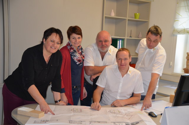 Das Technik- und Vertriebsteam: Anita Wohlmuth, Sabine Etzl, Hermann Starzengruber, Klaus Pichler und Gerhard Zachbauer | Foto: M4 Holzbau