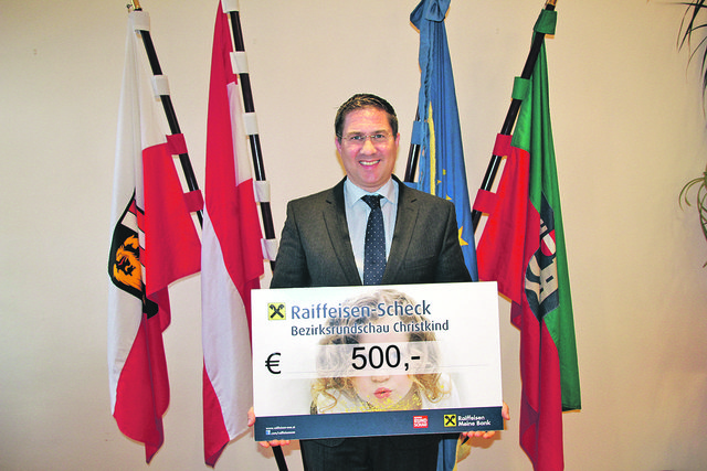 Die Stadt Wels unter Bürgermeister Andreas Rabl spendet 500 Euro an das BezirksRundschau-Christkind. | Foto: Herzog