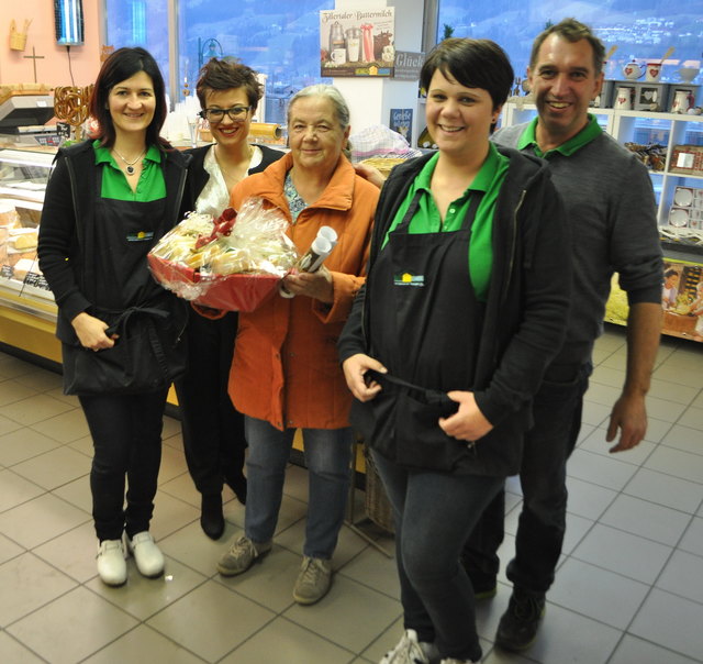 Übergabe des 1.Preises an die Gewinnerin Antonia Hartl aus Uderns in der Bildmitte mit Gastrobetreuer Thomas Heim im Bild rechts, mit Shopleiterin Anja Maria Steinlechner im Bild ganz links und Mitarbeiterin Babsi Hartl, sowie Sponsorvertreterin Dani Heim 2. von links