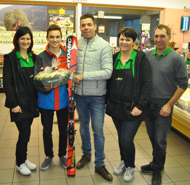 Gewinner des 2. Preises war David Wegscheider im Bild 2.von links mit Sponsor Roland Unterlercher Bildmitte, Sennereishopleiterinnen und Gastrobetreuer Thomas Heim