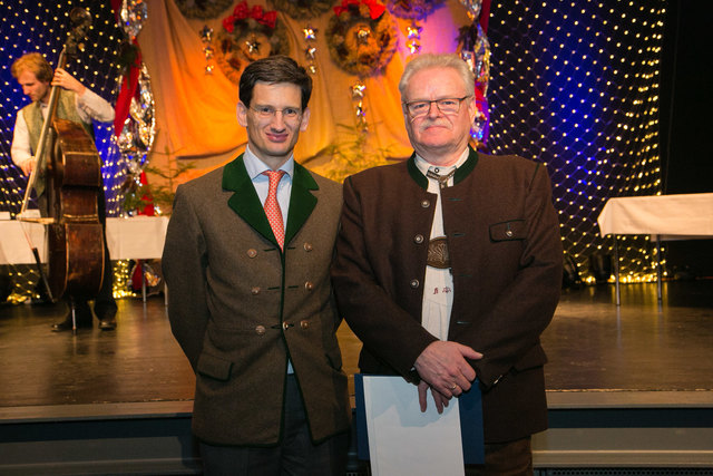 F. Peter Mitterbauer (links) gratulierte Hermann Ruschak zum 45-jährigen Jubiläum. | Foto: Miba AG/ Cityfoto