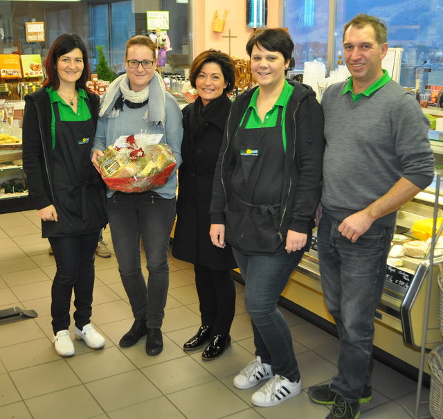 Die Gewinnerin des 3.Preises im Bild 2.von links, Kathrin Haun. Rechts neben ihr die Vertreterin der Schilftgesellschaft Hochfügen GmbH Resi Fiechtl und ganz rechts Thomas Heim