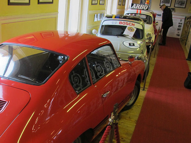 Exclusives Coupé: Das Unikat, der Puch Jamos, vor einem Rennfahrzeug