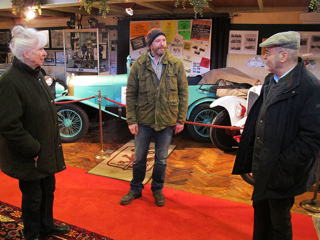 Museumsbetreiber Philipp Malek (Mitte) im Gespräch mit Heinz und Lisl Mesicek von der ÖGHK (Österreichnische Gesellschaft für historisches Kraftfahrwesen)