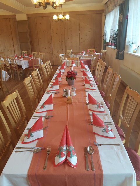 feierlich gedeckter Tisch am Stefanitag im Gasthaus am Mariahilfberg