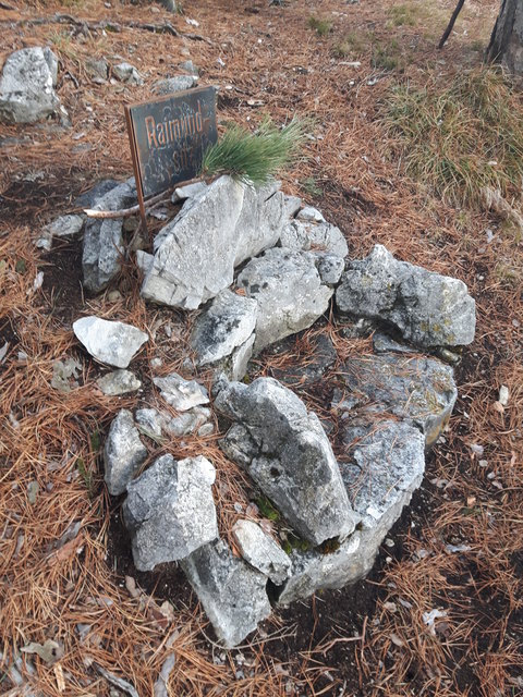 Der Raimundssitz,ein Steinsessel vom Schriftsteller selbst zusammengetragen.