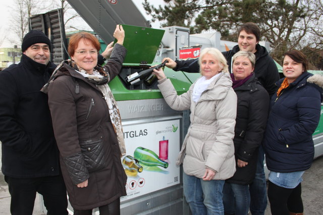Dietmar Kapsamer (li.) Vorsitzender des BAV Linz-Land und Ruth Hartwig (2. v. l), Verbandsekretärin, mit ihrem Büroteam.