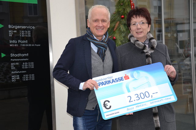 Über ein großzügiges Weihnachtsgeschenk freut sich der Hospizverein. Moderator Andy Marek überreichte Obfrau Gerlinde Oberbauer am Samstag, den 24. Dezember 2016, einen Spendenscheck in Höhe von 2.300 Euro. "Es ist ein Teil des Erlöses der Weihnachtsgala, mit dem Gesamtbetrag werden heuer drei soziale Projekte unterstützt. Es war mir ein großes Bedürfnis den Hospizverein zu bedenken, weil ich es einfach großartig finde, was ihr macht."