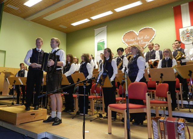 Die Freude über die gelungene Premiere stand Johannes Mosbacher sichtlich ins Gesicht geschrieben, die Kombination mit der Steirischen Harmonika, gespielt von Staatsmeister Stefan Kern begeisterte das Publikum, das sich mit Standing Ovationen bedankte.