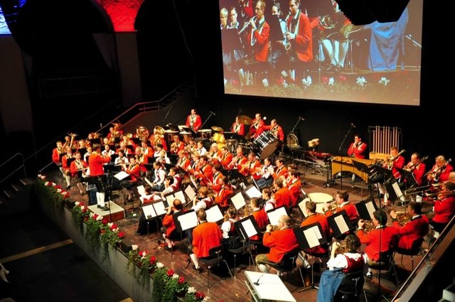 Das "Feuerwerk der Blasmusik" wurde auf eine Großbildleinwand projeziert.