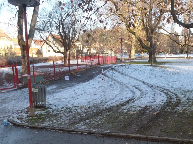Wege in den Grazer Parkanlagen sperren und die Parkanlagen dann als Wege benutzen...