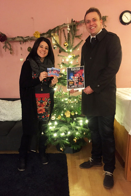 Alexandra Melmer und Martin König bei der Übergabe der Gabalier-Tickets. | Foto: Casino Seefeld