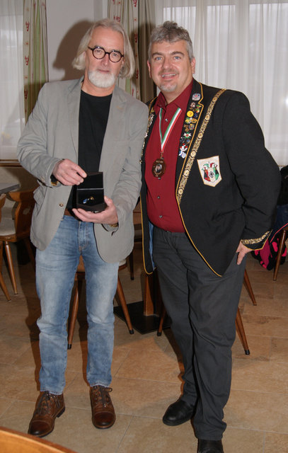 Peter Paul Lintner mit dem Präsidenten der Narrenzunft der Schwarzen Grafen, Johann Bloderer, bei der Übergabe. | Foto: Nazu Mido