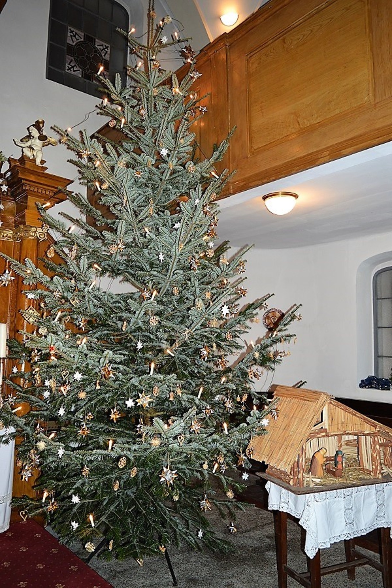 Christbaum schmücken in der Evangelischen Pfarrkirche Nickelsdorf