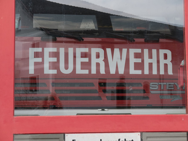 Die Rieder Feuerwehr musste den Brand auf dem Balkon löschen.