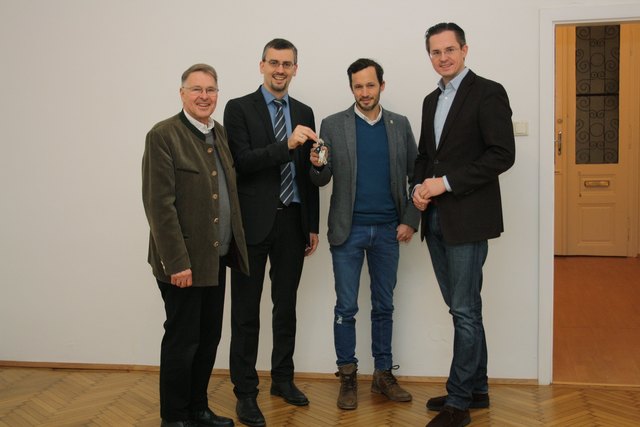 Immobilienstadtrat Roland Honeder, Georg Eckstein vom Lions Club Klosterneuburg Babenberg, Klaus Schwertner, Geschäftsführer der Caritas der Erzdiözese Wien, und Bürgermeister Stefan Schmuckenschlager bei der Übergabe in der Klosterneuburger Albrechtstraße.