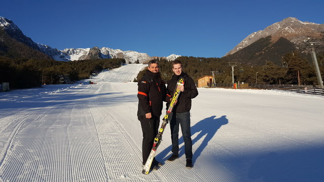 Bergbahnen GF Bernhard Schöpf (r.) und Jugendausschussobmann Thomas Greuter (l.) haben gemeinsam den „Imster Jugend Ski- und Rodeltag“ ins Leben gerufen. | Foto: Imster Bergbahnen