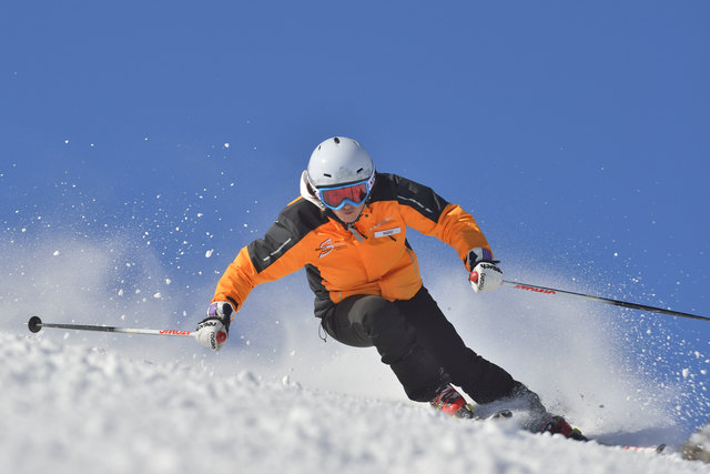 Ingrid Salvenmoser (49) ist schnittige Kurven und Highspeed aus dem Weltcup gewohnt. 
“Carven bedeutet, dass du den Ski aufkantest und so seine Taillierung nutzt, um zu steuern. 
Je stärker du aufkantest, desto schnittiger ziehst du die Kurve. Dafür ist aber viel Speed nötig, 
ansonsten fehlt dir der Druck und du kippst um.” | Foto: checkyeti.com