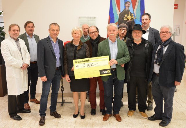 Spendenübergabe: Franz Siebert, Michael Steiner, Meinhard Aicher, Elfriede Eschenauer, Ernst Taumberger, Roletts Bernhard Zitter, Reinfried Bein, Dieter Themel und Reinhard Schmied, Künstler Friedrich Fellegger und  Manfred Kraßnitzer | Foto: BB St. Veit